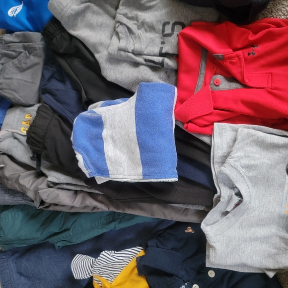 HUGE LOT OF 4T BOYS CLOTHES!! 26 Items - Picture 4 of 7